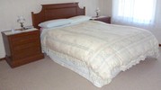 4 PIECE BEDROOM SUITE - BED,  2 BEDSIDE CHESTS & DRESSING TABLE
