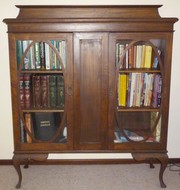 VINTAGE WOODEN BOOKCASE WITH 2 GLASS DOORS QUEEN ANNE STYLE LEGS